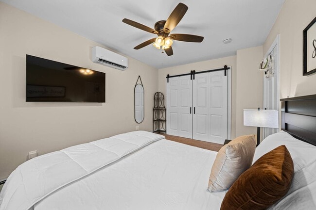 Building Photo - 266 Main St