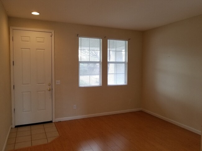Building Photo - VERY CUTE 3BD/2BTH SINGLE FAMILY IN NORTH LINCOLN