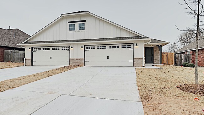 Building Photo - Beautiful 3 Bedroom 2 Bathroom Duplex Next...