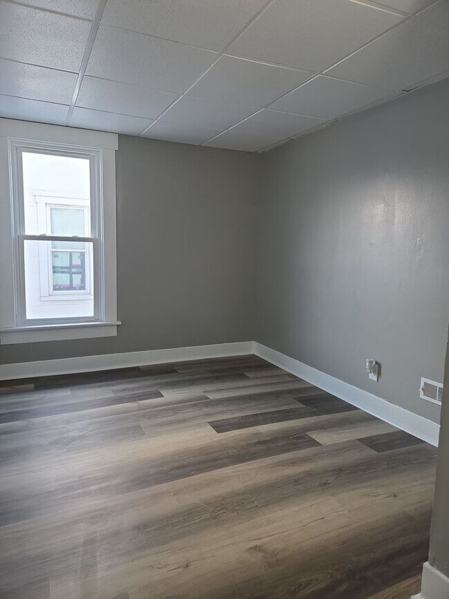 Building Photo - Quaint 3 bed 1.5 bath with detached garage close to everything