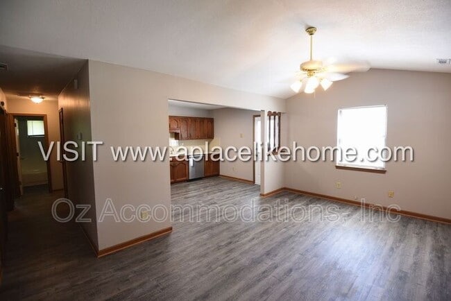 Building Photo - 119 SE Greystone Dr
