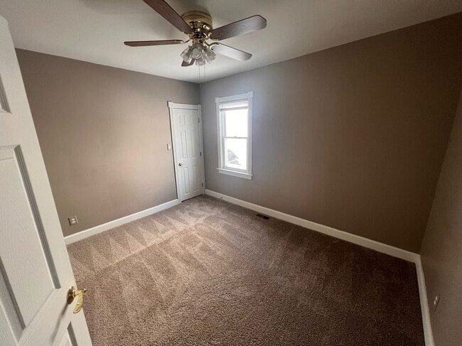 Building Photo - Move-In Ready- 2 bedroom/1 Bath Home in Eastpointe
