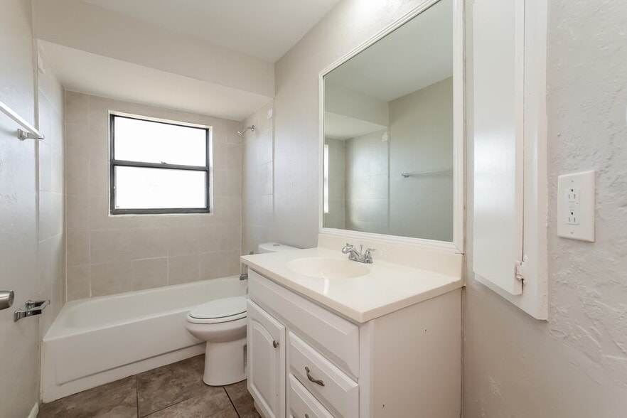 Building Photo - 244 SW 22nd Pl