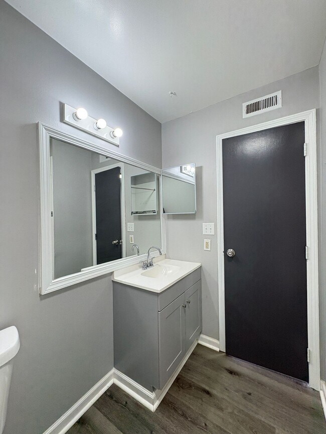 Building Photo - Remington On Rockville Living