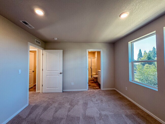 Building Photo - 4 Bedroom, 2 1/2 Bath Home in Marcola Meadows