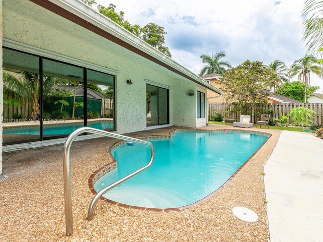 Building Photo - 741 E Plantation Cir