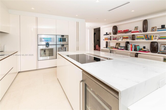 Building Photo - 10201 Collins Ave