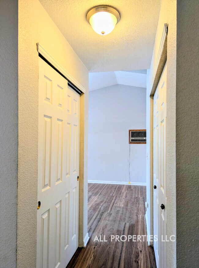 Building Photo - 1617 W 39th Ave