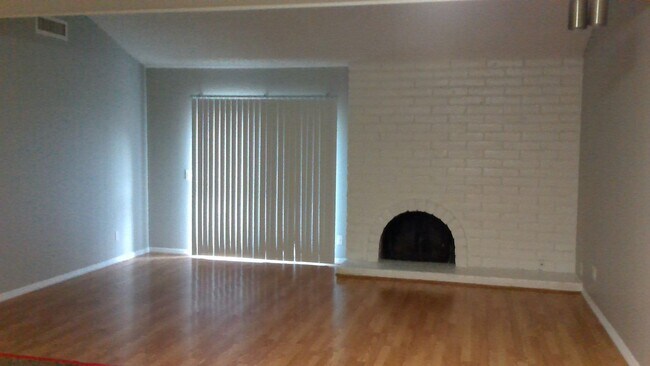 Building Photo - 1441 W Norwich Ave