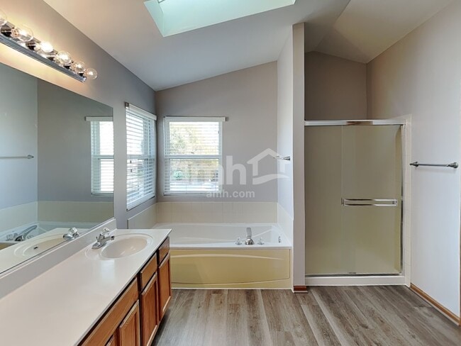 Building Photo - 3803 Saratoga Dr