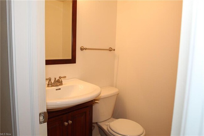 Building Photo - 6910 Carriage Hill Dr