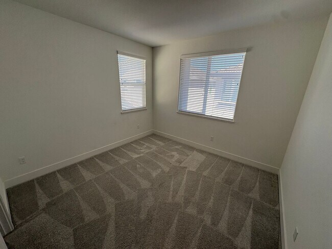Building Photo - Beautiful 4 Bed 3 Full Bath Home with Solar in Brentwood