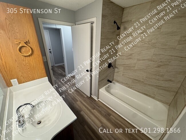 Building Photo - 305 Stevenson St