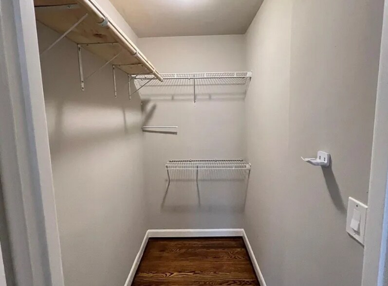 Building Photo - 421 Summit Ave E