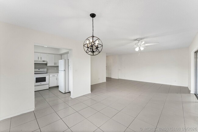 Building Photo - 408 Pine Tree Ct