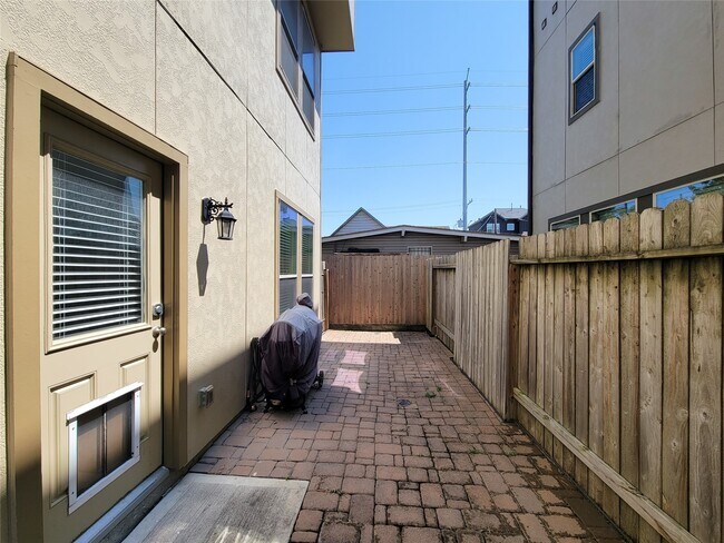 Building Photo - 432 N Live Oak St
