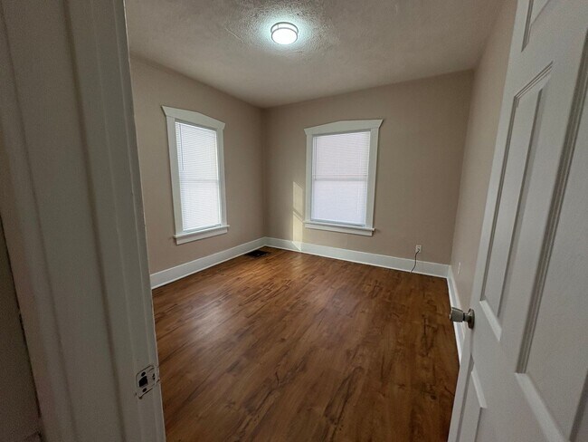 Building Photo - Come see this freshly updated 2 Bedroom - 1 Bath house that is ready to be your new home!!