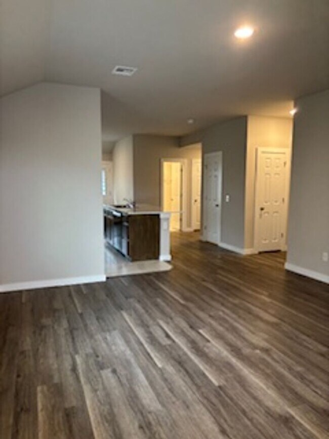 Building Photo - New Home! 1st month free!