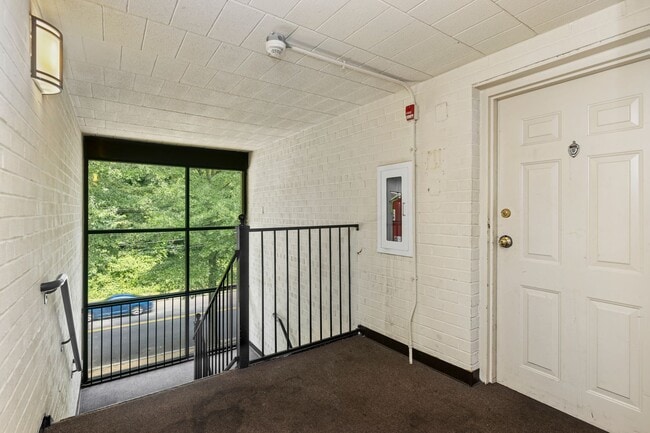 Building Photo - Newly Renovated Two Bedroom Condo! Parking!