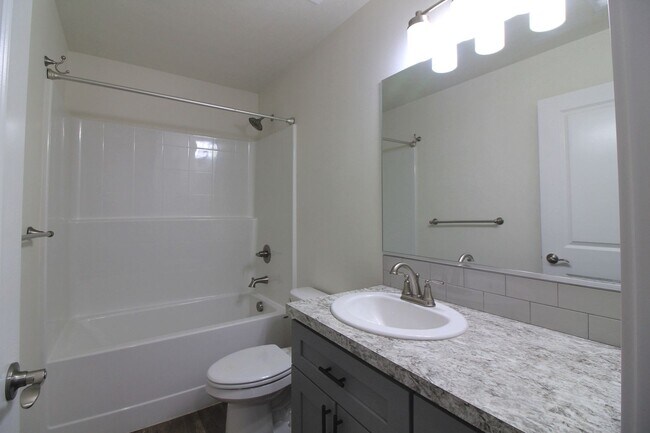 Building Photo - 3 Bedroom, 2.5 Bath + Flex Room Townhome in Kennewick