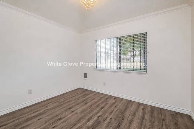 Building Photo - Updated 2 Bedroom Placentia Townhome