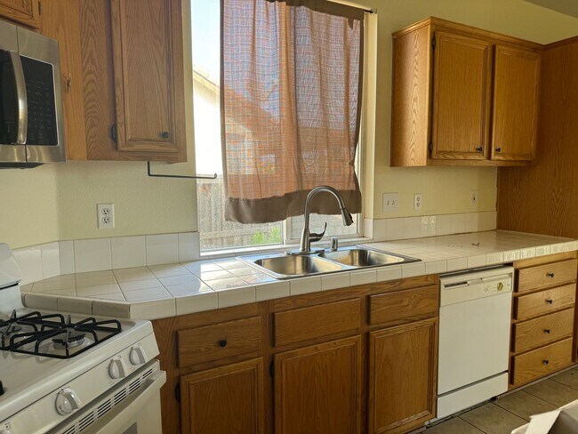 Building Photo - Beautiful 4 bedroom home soon available for rent!