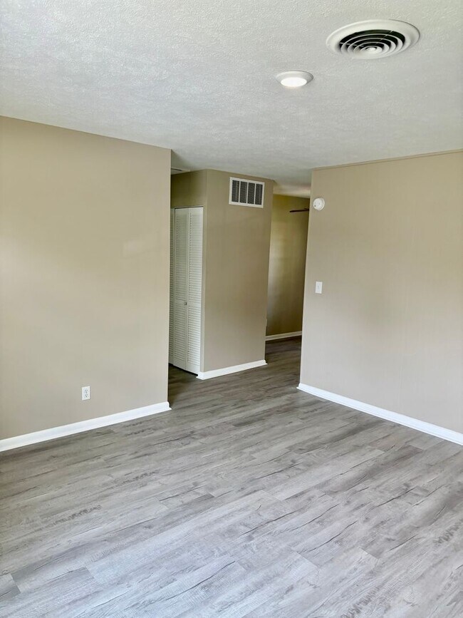 Building Photo - 3 bed 1 bath house in Charlestown for rent