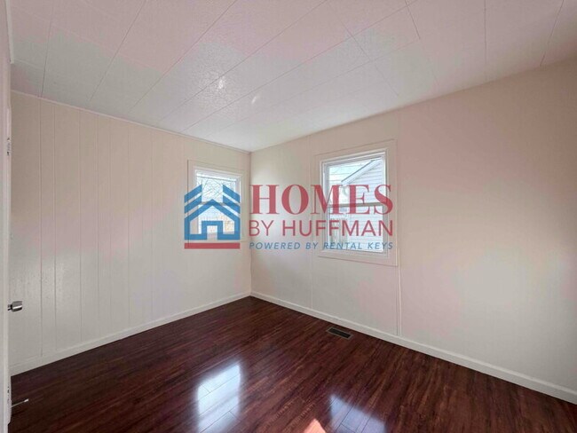 Building Photo - Three Bedroom House | Move in Ready