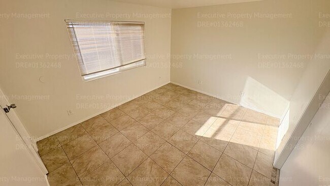 Building Photo - 2 bedroom 1.5 bathroom townhome near shopping centers and hospital! Located in the 93305 zip code...