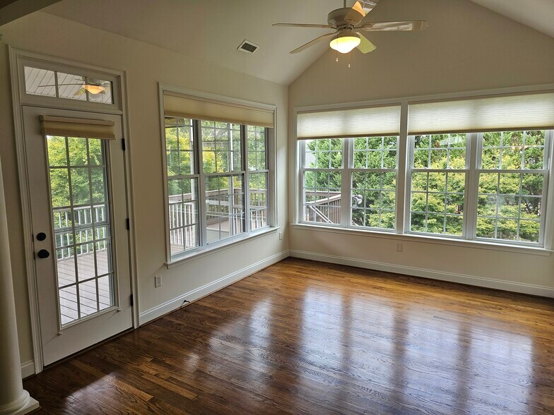 Building Photo - 212 Medford Dr