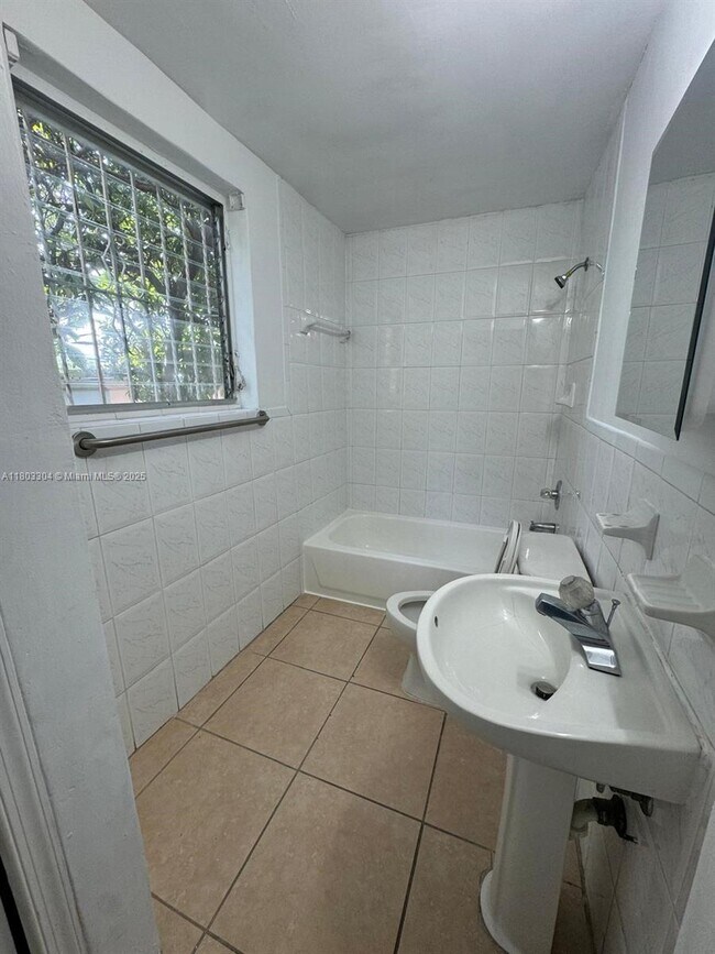 Building Photo - 120 SW 18th Ct