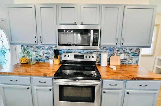Building Photo - 73 Willow Tree Cir