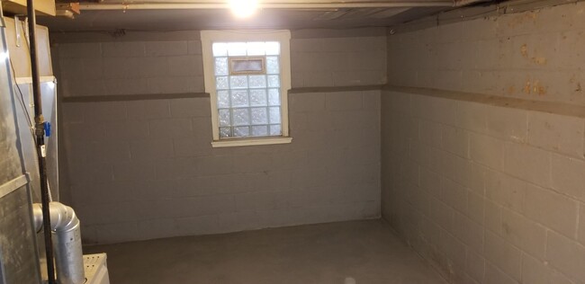 Building Photo - 1st MONTH FREE - Bellaire / Puritas Area -...