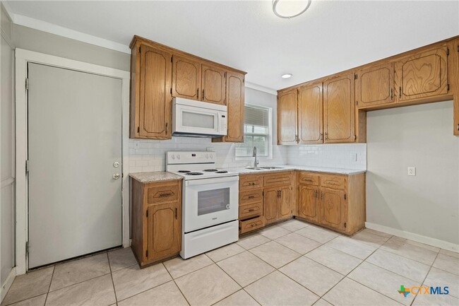 Building Photo - 810 Crockett Dr