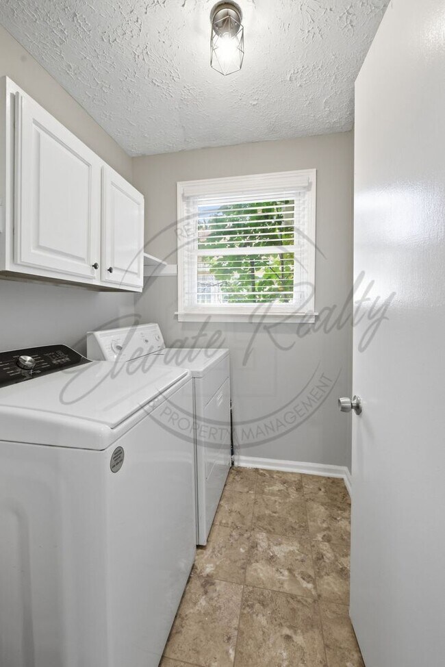 Building Photo - 722 Heritage Square Dr