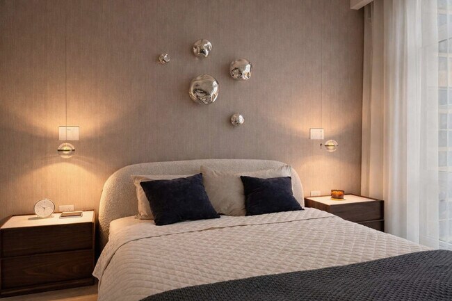 Building Photo - 350 E 18th St