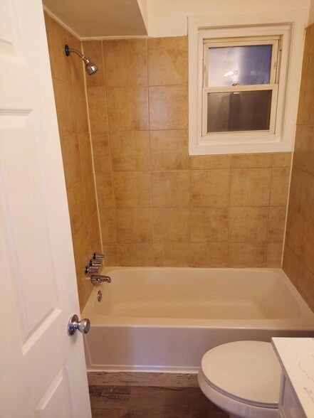 Tub with Shower - 68 Galveston Pl SW
