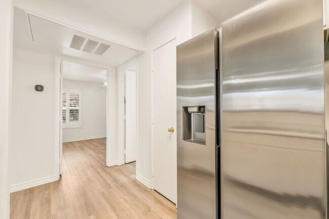 Building Photo - Move-in Ready 2-Bed Condo!