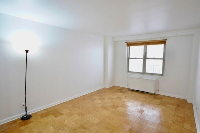 Building Photo - 225 St Pauls Ave