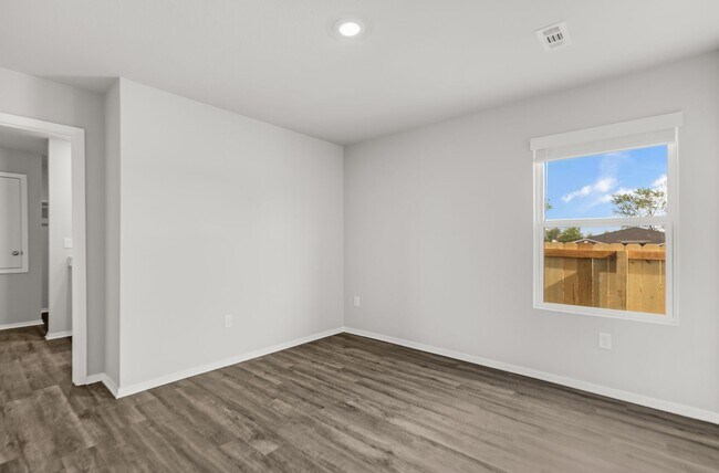 Building Photo - 6608 NW Vandergriff St