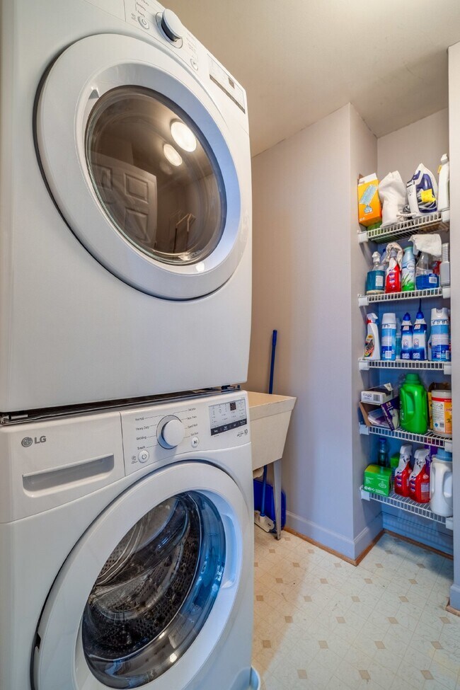 Building Photo - Bright and Modern Home with Prime Commuter...