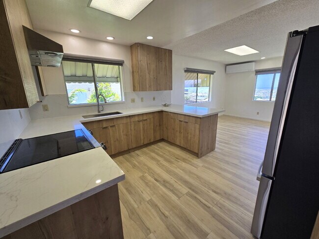 Building Photo - Renovated 2br/1ba Halawa Heights Cottage with Pearl Harbor Views!