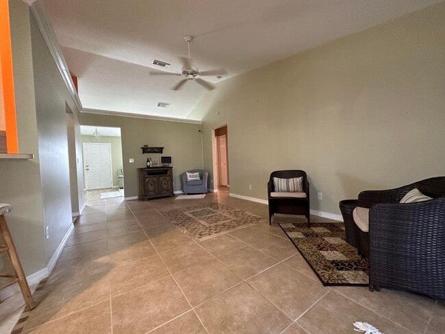 Building Photo - 707 NW Floresta Dr