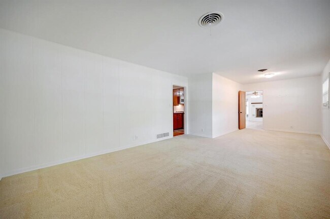 Building Photo - 922 Oak Ln