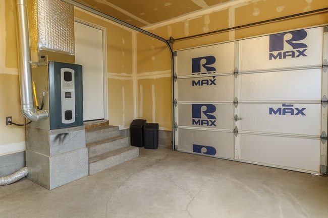 Building Photo - Comfort and Convenience in NE Bend. Pet-Friendly, 2-Bedroom Gem!