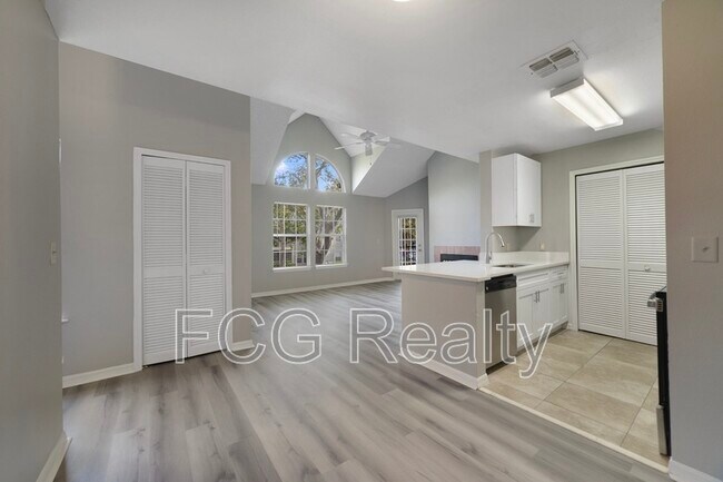 Building Photo - 6112 Westgate Dr