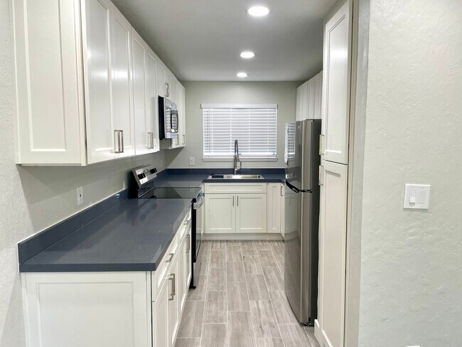 Building Photo - Fully Remodeled 2bedroom near downtown