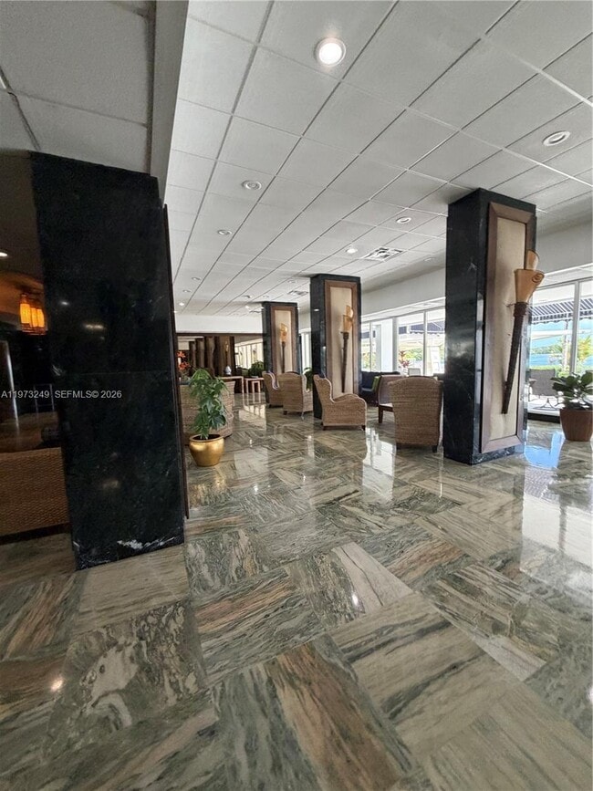 Building Photo - 500 Bayview Dr