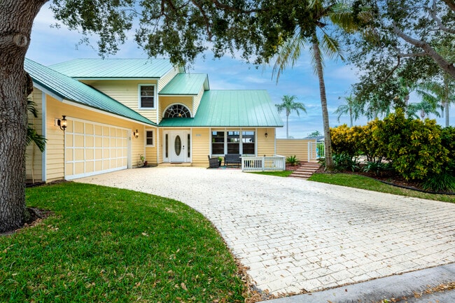 Building Photo - 10381 SE Jupiter Narrows Dr