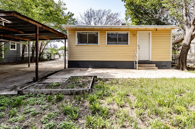Building Photo - 323 Barrera St